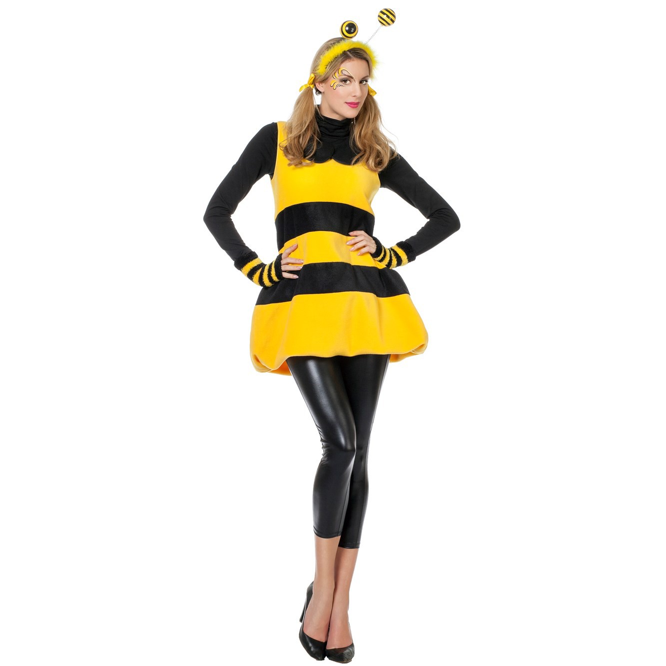 Человек в костюме пчелы