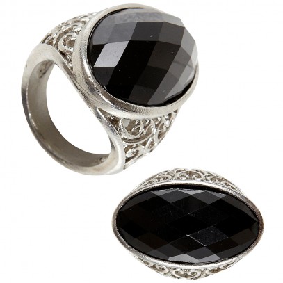 Gotischer Ring mit schwarzem Stein 1